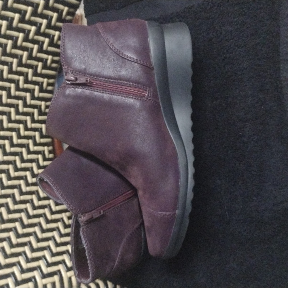 Wine Brown Clarks Booties Leather 71 1/2 wide.Like New